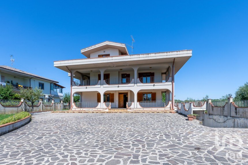 Farm 15 rooms of 726 m² in Corropoli (64013)