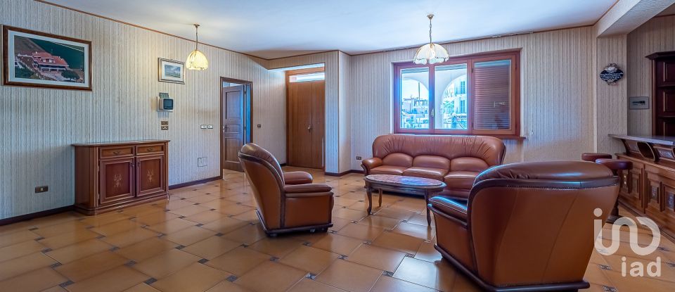 Farm 15 rooms of 726 m² in Corropoli (64013)