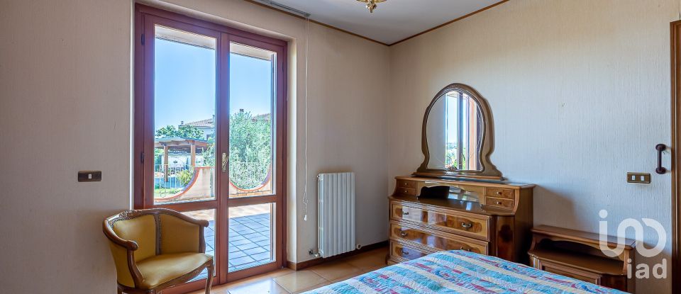 Farm 15 rooms of 726 m² in Corropoli (64013)