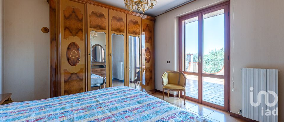 Farm 15 rooms of 726 m² in Corropoli (64013)