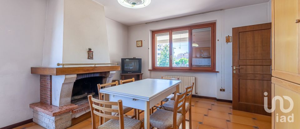 Farm 15 rooms of 726 m² in Corropoli (64013)