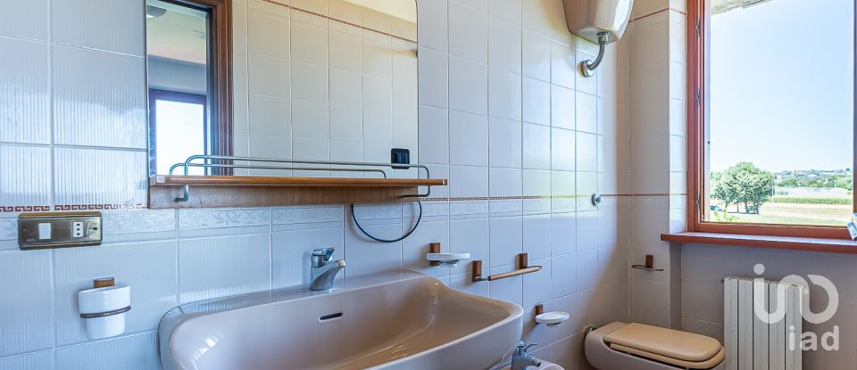 Farm 15 rooms of 726 m² in Corropoli (64013)