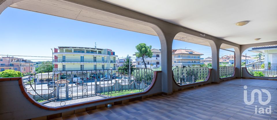 Farm 15 rooms of 726 m² in Corropoli (64013)