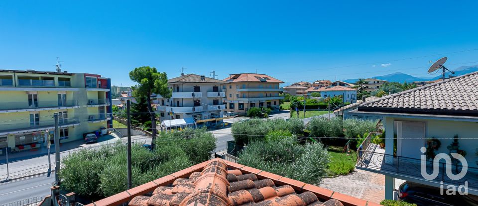 Farm 15 rooms of 726 m² in Corropoli (64013)