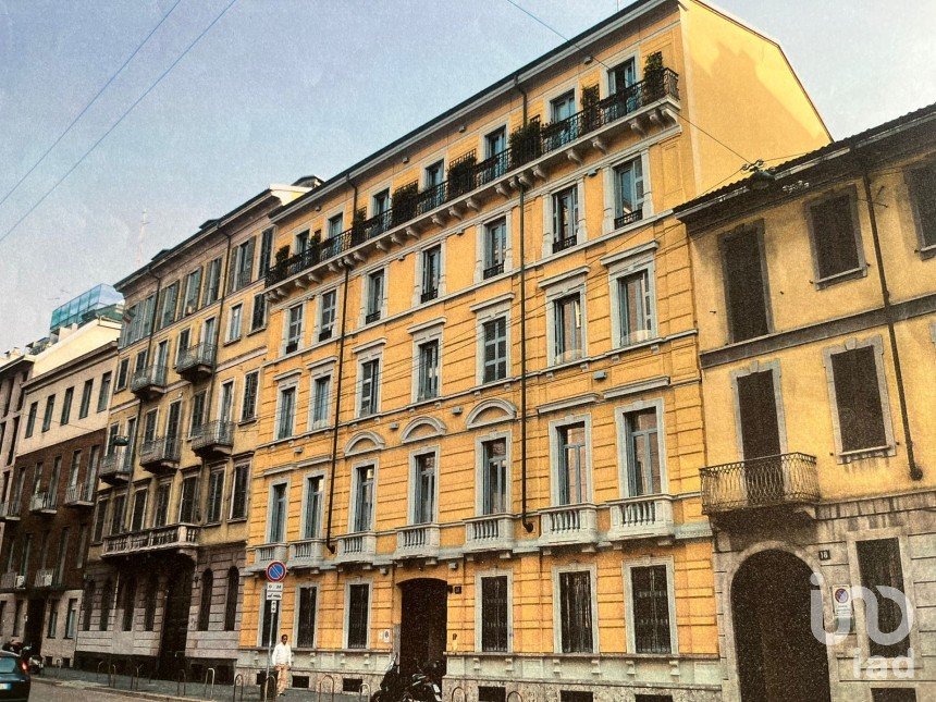 Hotel 6 rooms of 200 m² in Milano (20121)