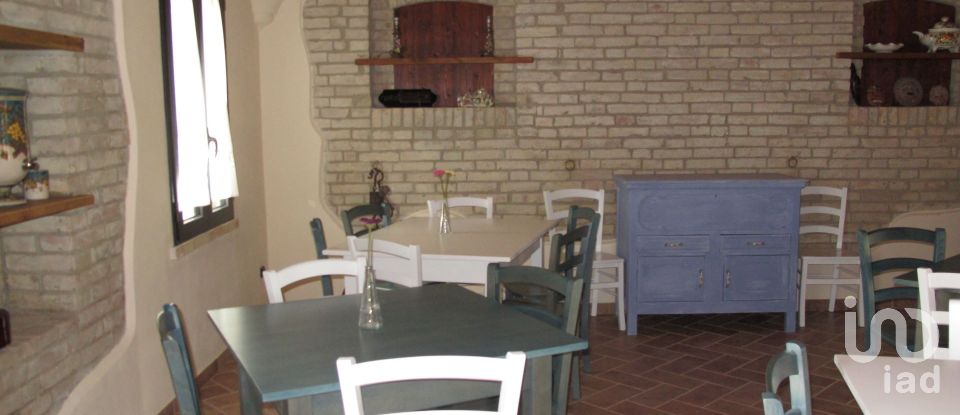 Lodge 12 rooms of 430 m² in Campli (64012)