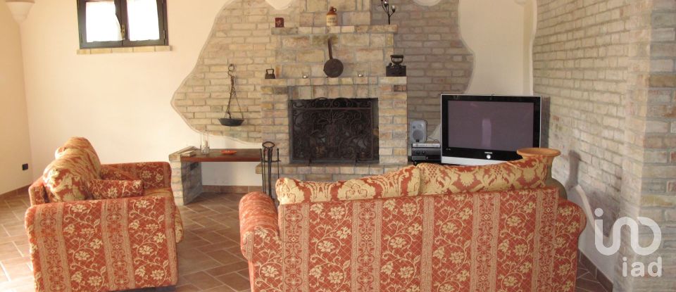 Lodge 12 rooms of 430 m² in Campli (64012)
