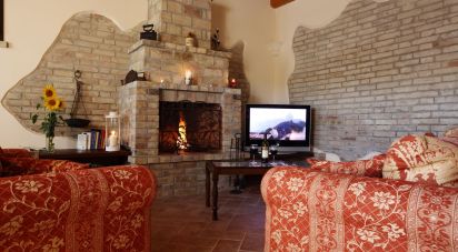 Rifugio 12 locali di 430 m² in Campli (64012)