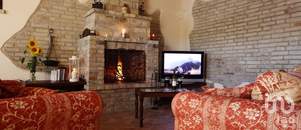 Lodge 12 rooms of 430 m² in Campli (64012)