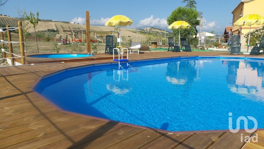 Lodge 12 rooms of 430 m² in Campli (64012)