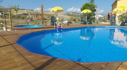 Rifugio 12 locali di 430 m² in Campli (64012)