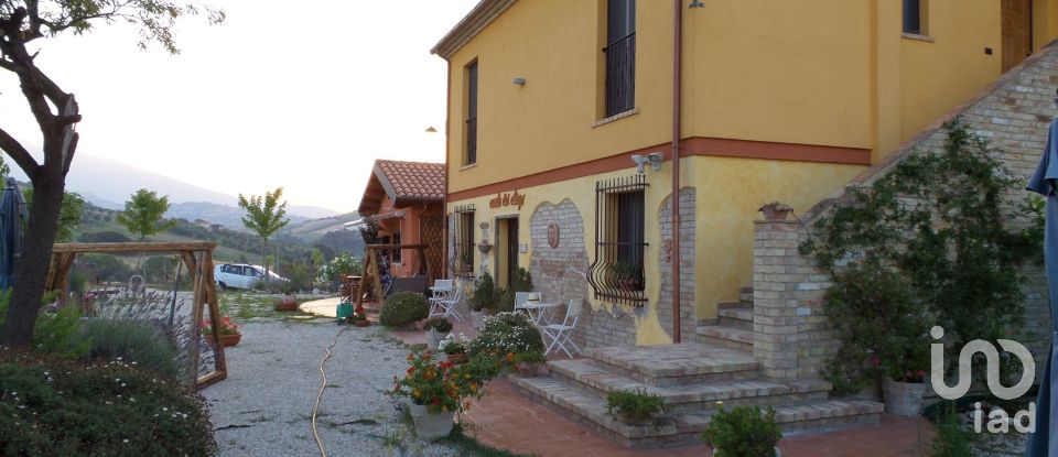 Lodge 12 rooms of 430 m² in Campli (64012)