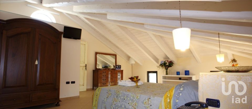 Lodge 12 rooms of 430 m² in Campli (64012)