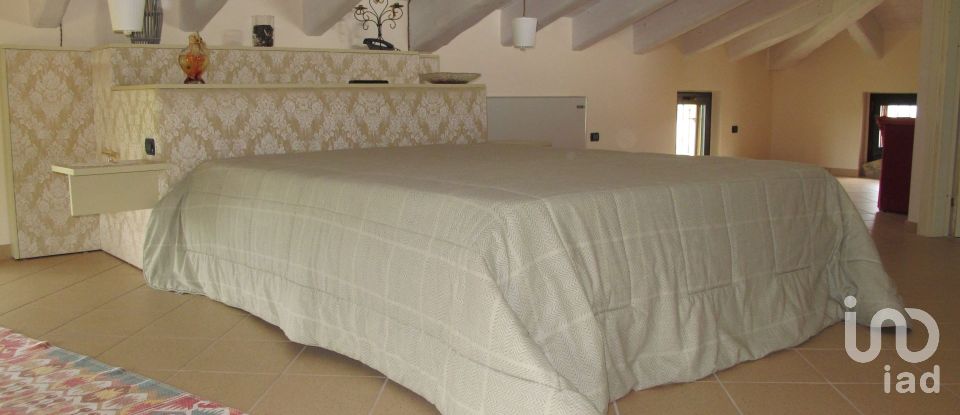 Lodge 12 rooms of 430 m² in Campli (64012)