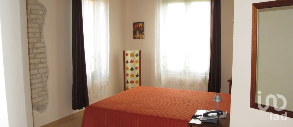 Lodge 12 rooms of 430 m² in Campli (64012)