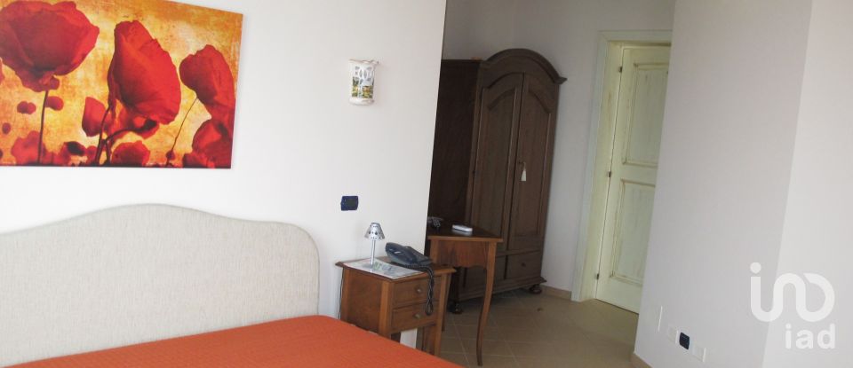 Lodge 12 rooms of 430 m² in Campli (64012)