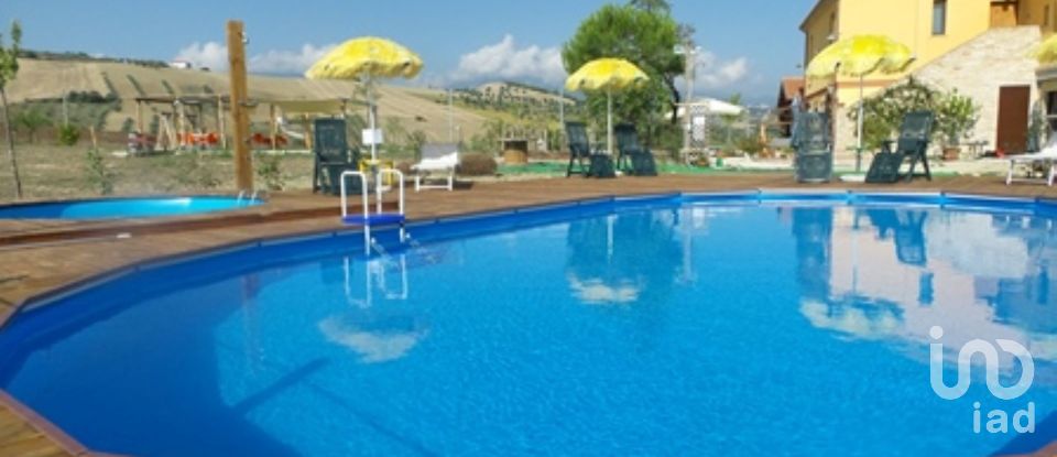 Lodge 12 rooms of 430 m² in Campli (64012)