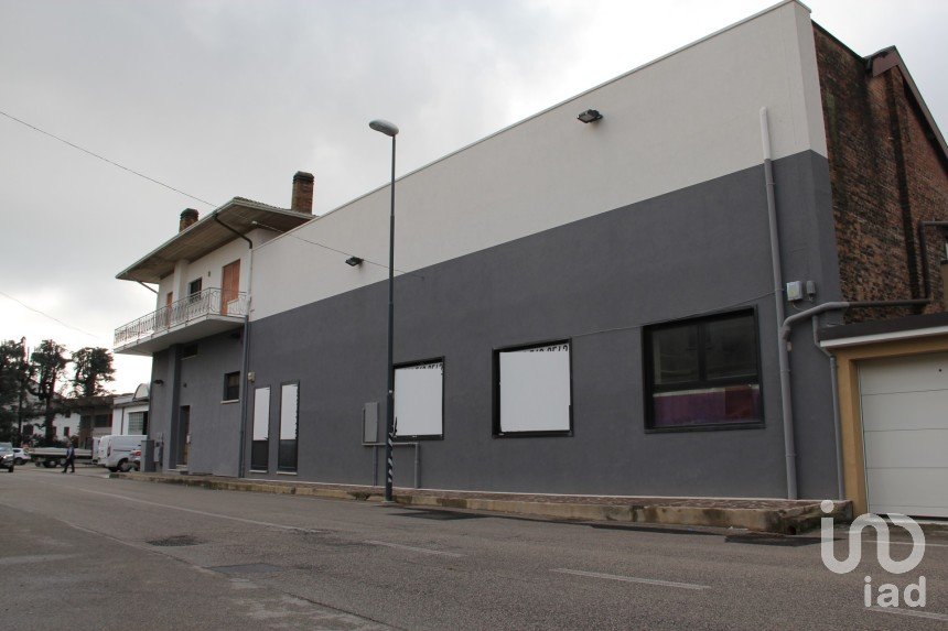 Negozio / locale commerciale di 580 m² in Montebelluna (31044)
