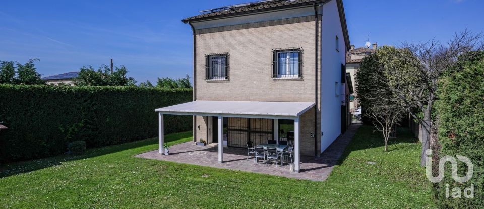 Casa 5 locali di 230 m² in Ferrara (44123)