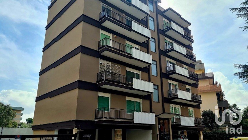 Three-room apartment of 100 m² in Bari (70124)