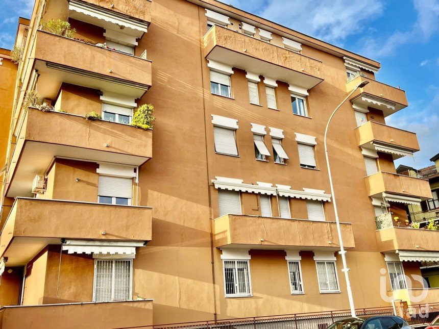 Two-room apartment of 74 m² in Monza (20900)