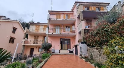 Appartamento 5 locali di 105 m² a Tolfa (00059)