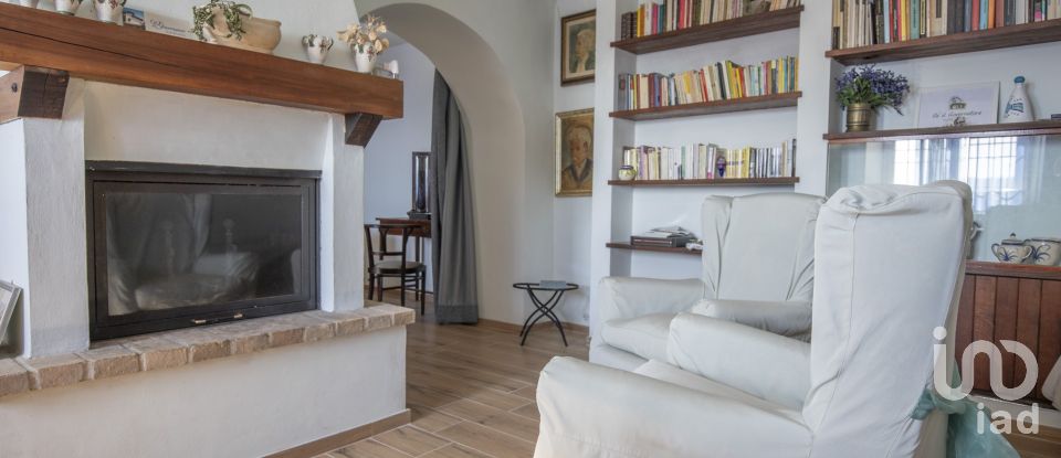 Town house 13 rooms of 403 m² in Urbino (61029)