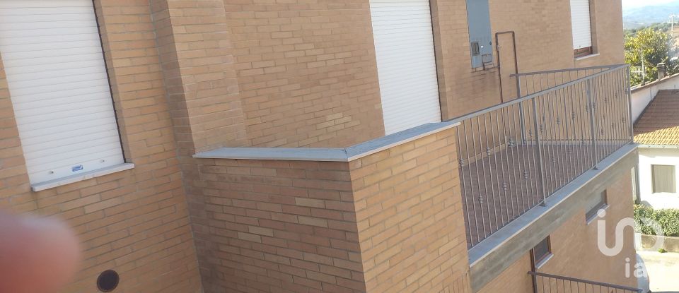 Loft 6 locali di 87 m² a Bellante (64020)