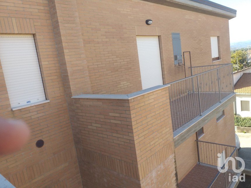 Loft 6 locali di 87 m² a Bellante (64020)