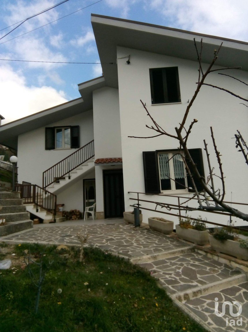 Casa 11 locali di 330 m² in Civitella del Tronto (64010)