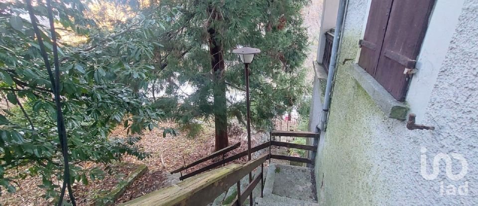 Casale 4 locali di 246 m² in Bellano (23822)