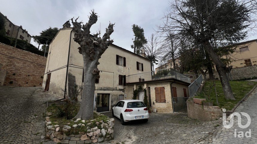 Casa di paese 7 locali di 233 m² in Montelparo (63853)