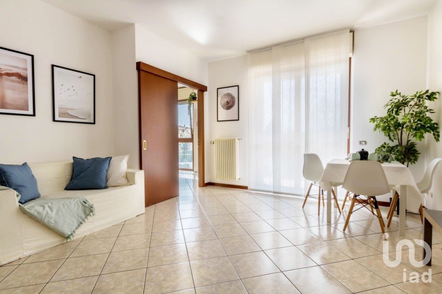Loft 3 rooms of 84 m² in Mariano Comense (22066)