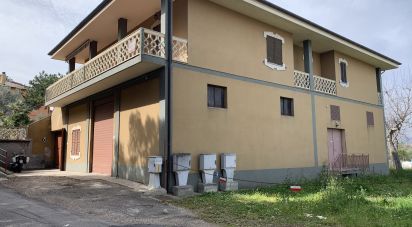 Casa 5 locali di 300 m² in Elice (65010)