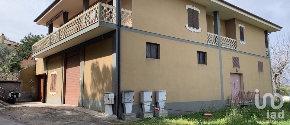 House 5 rooms of 300 m² in Elice (65010)