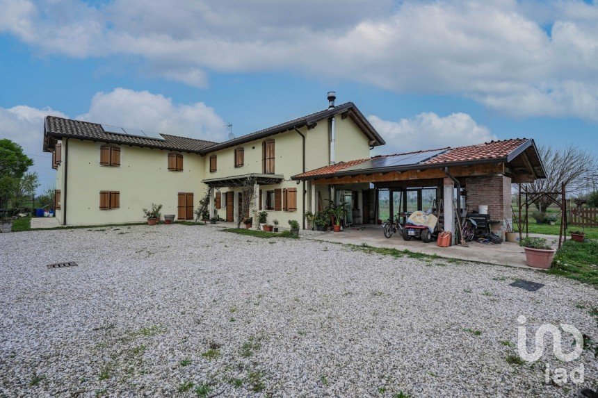Casa indipendente 9 locali di 235 m² in Castions di Strada (33050)