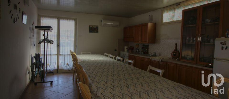 Rustico 8 locali di 158 m² in Pontinia (04014)