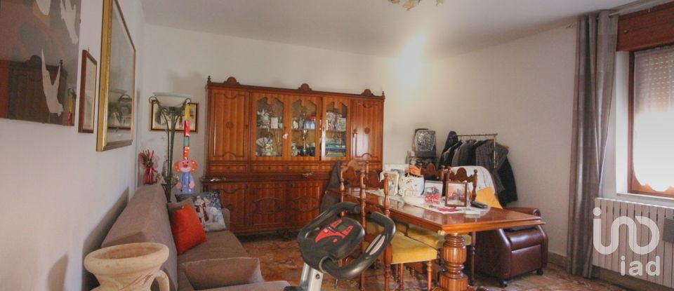 Rustico 8 locali di 158 m² in Pontinia (04014)