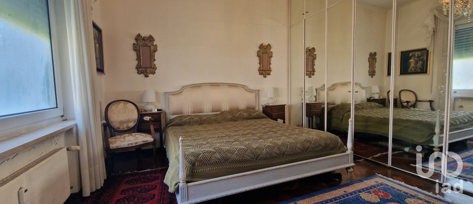 Hotel 9 rooms of 190 m² in Genova (16146)