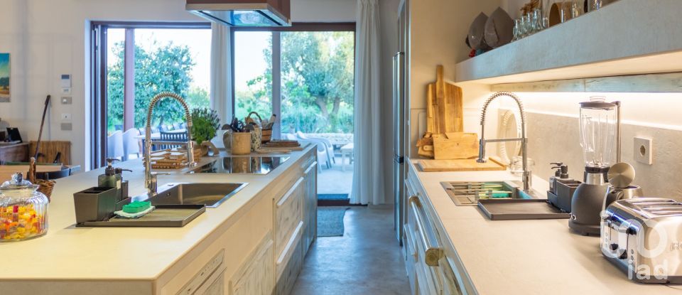 Farm 10 rooms of 250 m² in Carovigno (72012)