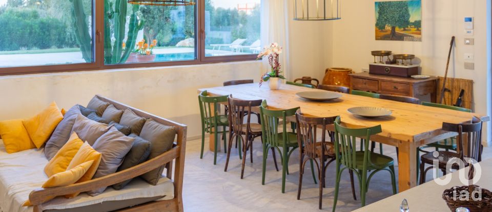 Farm 10 rooms of 250 m² in Carovigno (72012)