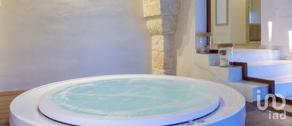 Farm 10 rooms of 250 m² in Carovigno (72012)