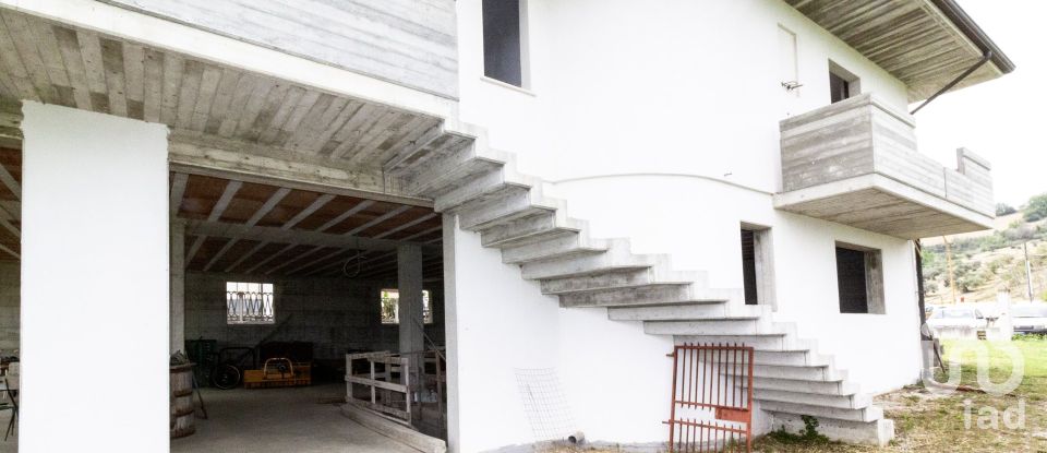 Casa indipendente 14 locali di 400 m² in Notaresco (64024)