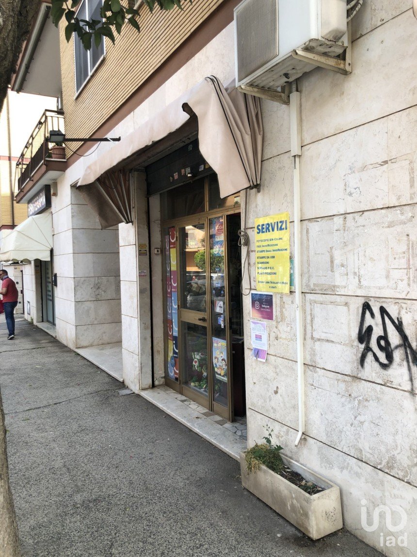 Negozio / locale commerciale di 130 m² in Pomezia (00040)