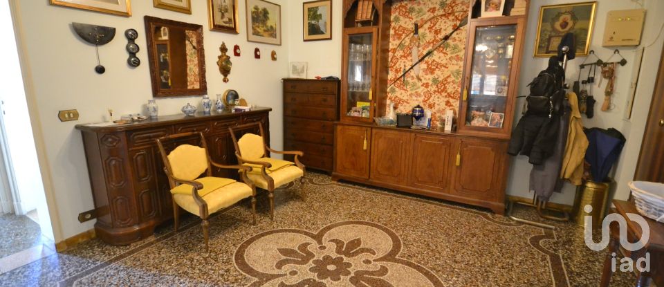 Apartment 6 rooms of 127 m² in Genova (16136)