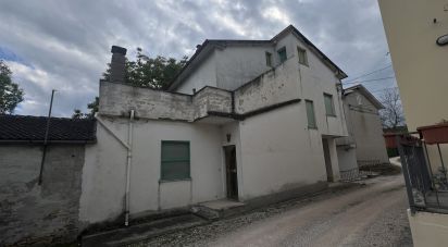 Rifugio 8 locali di 150 m² in Falerone (63837)