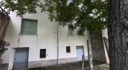 Rifugio 8 locali di 150 m² in Falerone (63837)