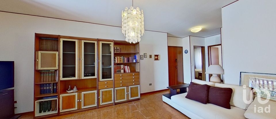 Apartment 8 rooms of 124 m² in Genova (16157)