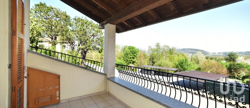 Villa Bifamiliare 5 locali di 360 m² in Faloppio (22020)