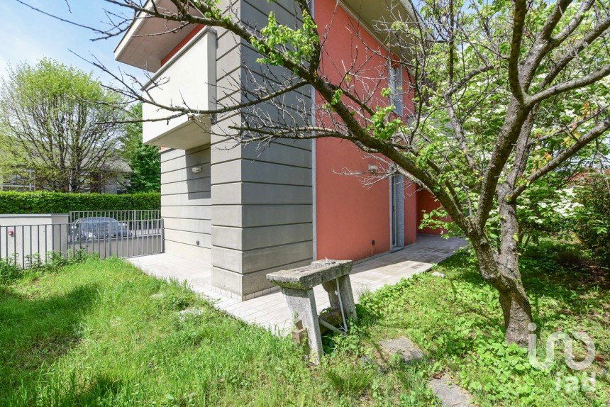Three-room apartment of 88 m² in Cantù (22063)